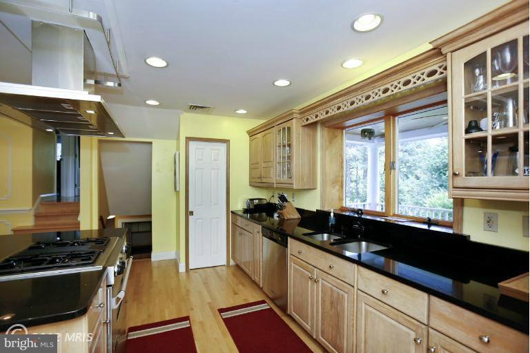 230 Wroxeter Drive Arnold, MD 21012 - Photo 3 of 29 Kitchen