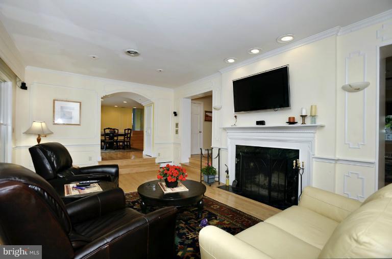 230 Wroxeter Drive Arnold, MD 21012 - Photo 21 of 29 Living Room