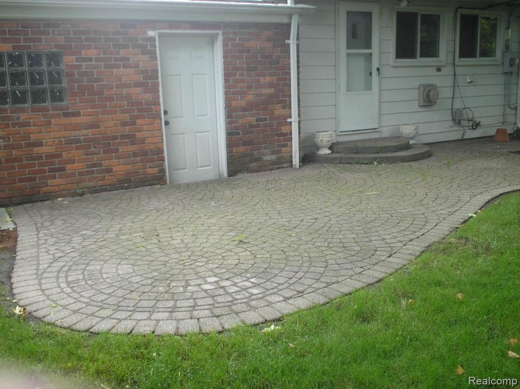 471 Lexington Road Grosse Pointe, MI 48236 - Photo 27 of 29 P1010346.jpg
