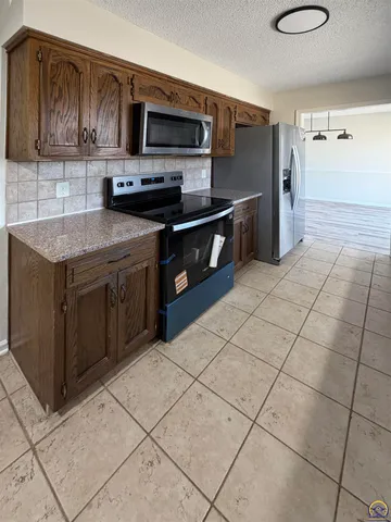 $265,000 | 3219 Southeast Arbor Drive, Topeka, KS 66605