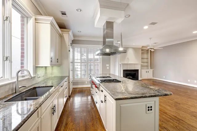 $899,500 | 1226 Ripple Creek Drive, Houston, TX 77057