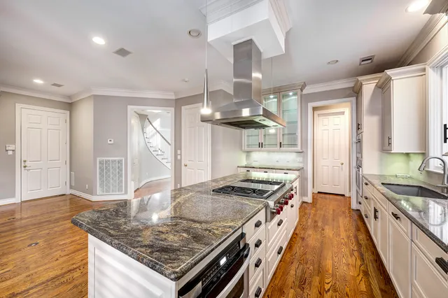 $899,500 | 1226 Ripple Creek Drive, Houston, TX 77057