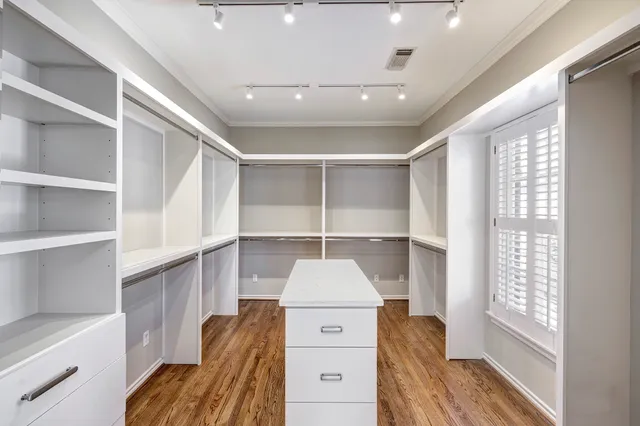 $899,500 | 1226 Ripple Creek Drive, Houston, TX 77057