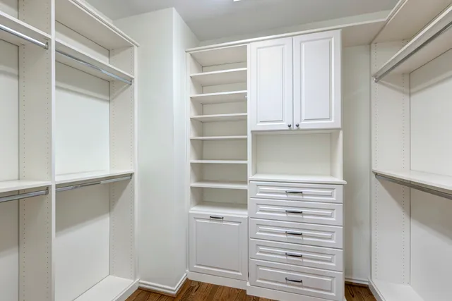 $899,500 | 1226 Ripple Creek Drive, Houston, TX 77057