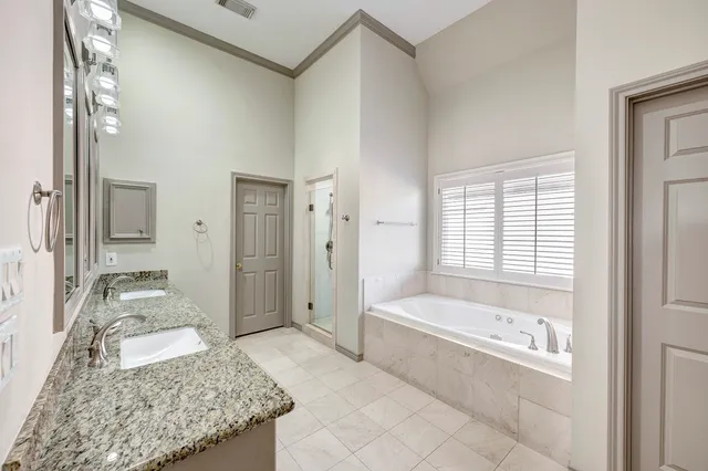 $899,500 | 1226 Ripple Creek Drive, Houston, TX 77057