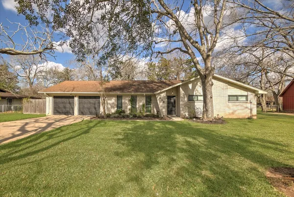 $285,000 | 416 Southern Oaks Drive, Lake Jackson, TX 77566