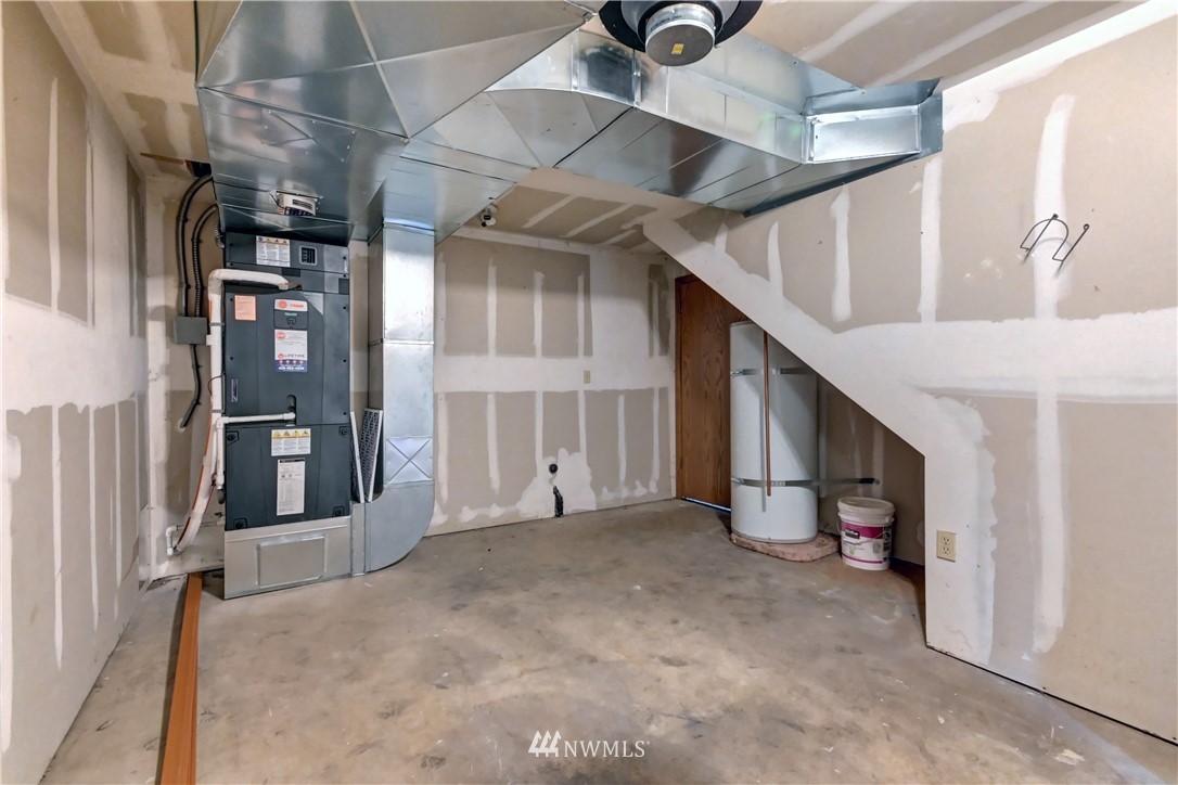 15220 OK Mill Road Snohomish, WA 98290 - Photo 18 of 26 a view of a hallway with seating space