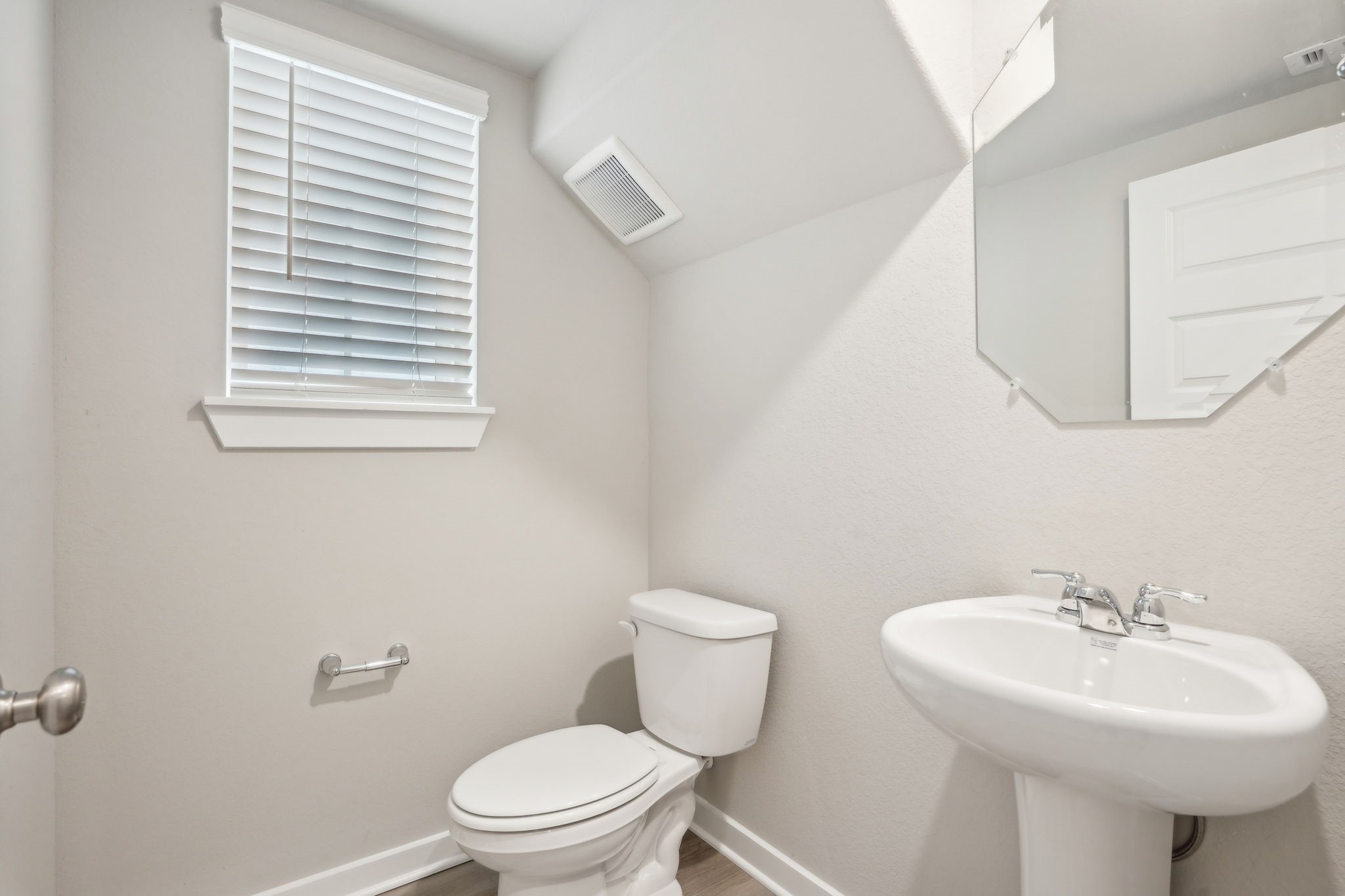 3119 Quiet Sunset Drive Houston, TX 77080 - Photo 14 of 46 a bathroom with a sink a mirror and a toilet