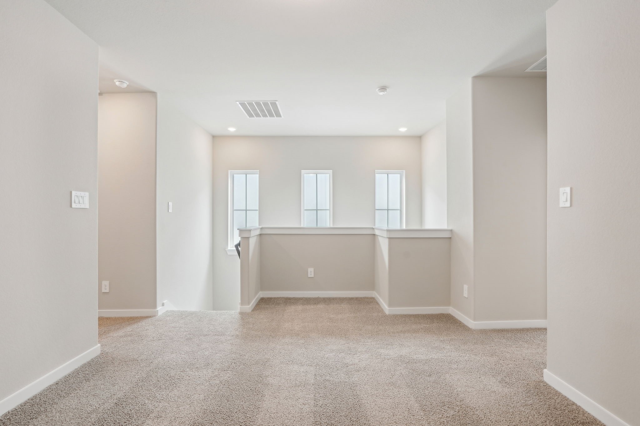 3119 Quiet Sunset Drive Houston, TX 77080 - Photo 18 of 46 an empty room with mirror and a window