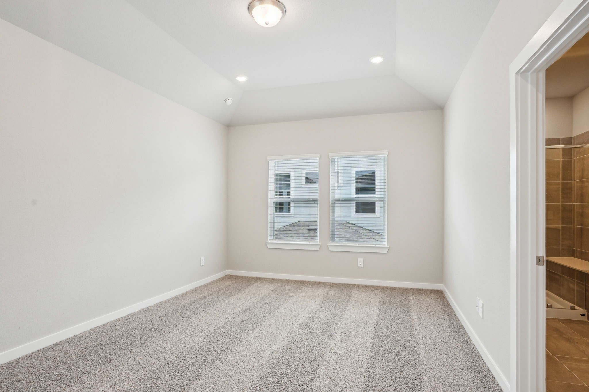 3119 Quiet Sunset Drive Houston, TX 77080 - Photo 22 of 46 an empty room with windows