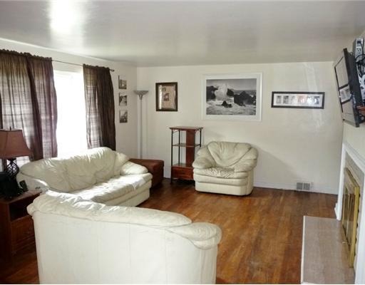 21 Pontiac Road Bethel Park, PA 15241 - Photo 2 of 18 Living Room.