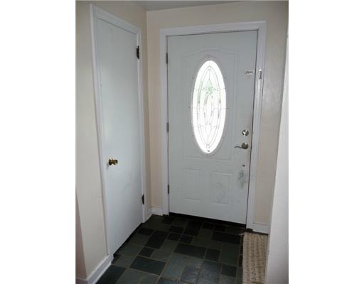 21 Pontiac Road Bethel Park, PA 15241 - Photo 12 of 18 Entry/Foyer.
