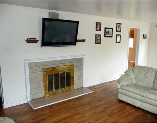 21 Pontiac Road Bethel Park, PA 15241 - Photo 13 of 18 Living Room.