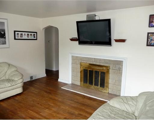21 Pontiac Road Bethel Park, PA 15241 - Photo 3 of 18 Living Room.