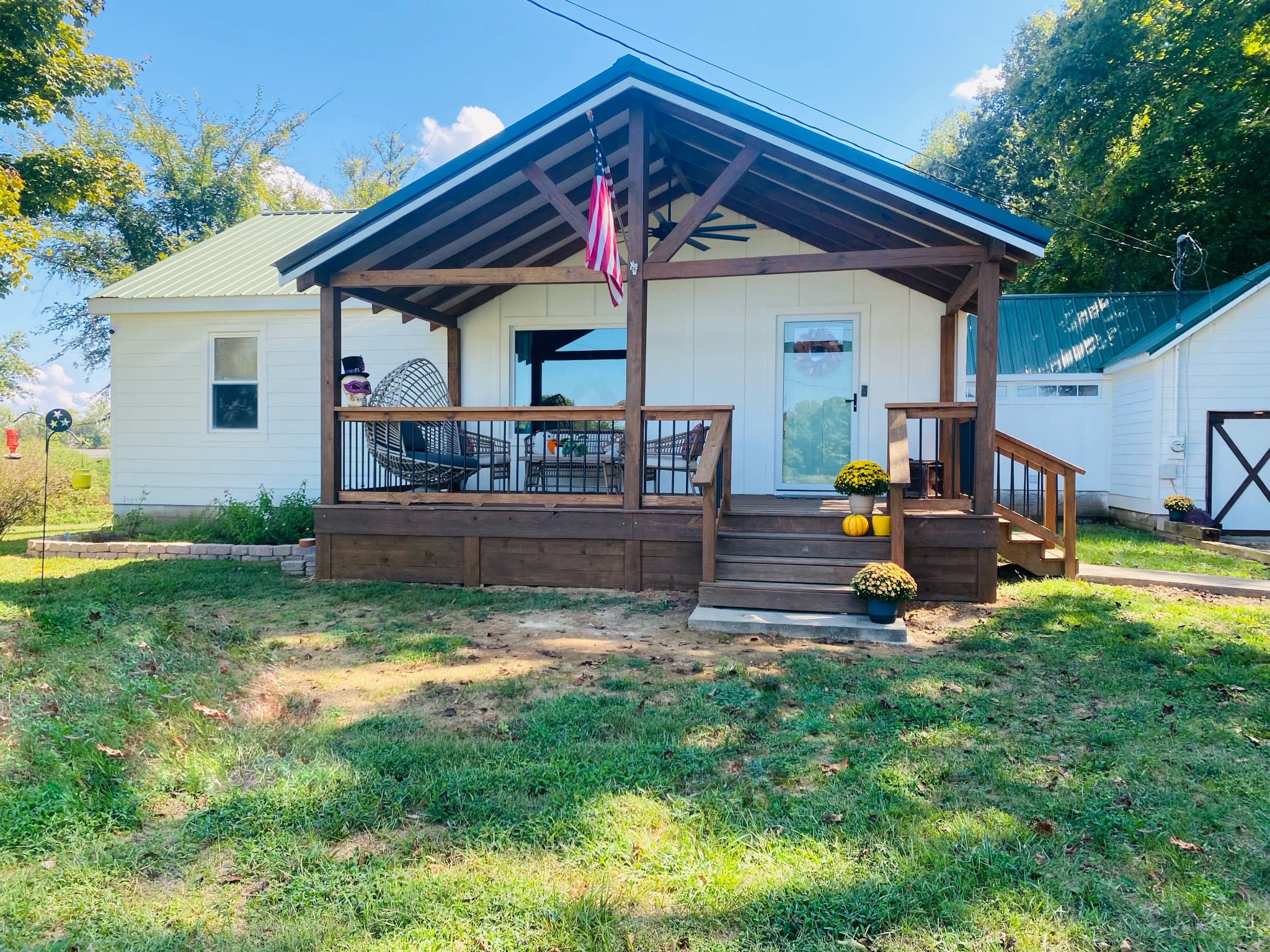 a view of a house with backyard and porch
