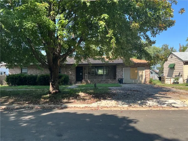 $200,000 | 215 West 2nd Avenue, Garnett, KS 66032