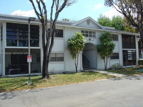 $2,300 | 19025 Northwest 62nd Avenue, Unit 202, Hialeah, FL 33015