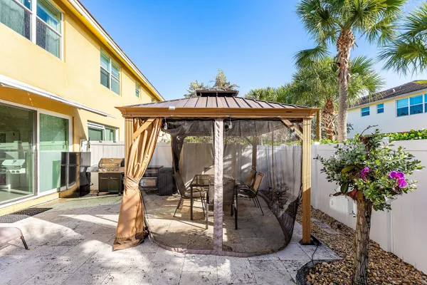 $570,000 | 4330 Lago Drive, Deerfield Beach, FL 33064