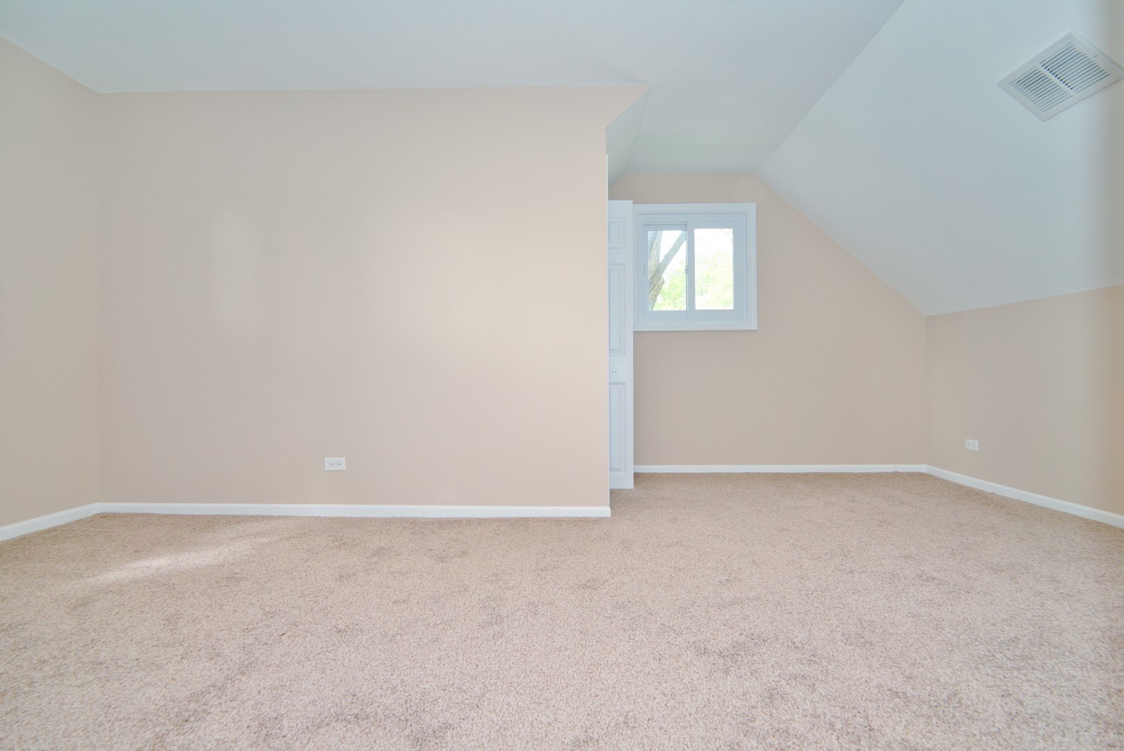 378 Glendale Road Buffalo Grove, IL 60089 - Photo 12 of 23 an empty room with windows