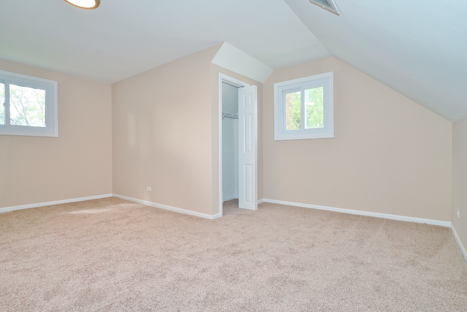 378 Glendale Road Buffalo Grove, IL 60089 - Photo 13 of 23 an empty room with windows