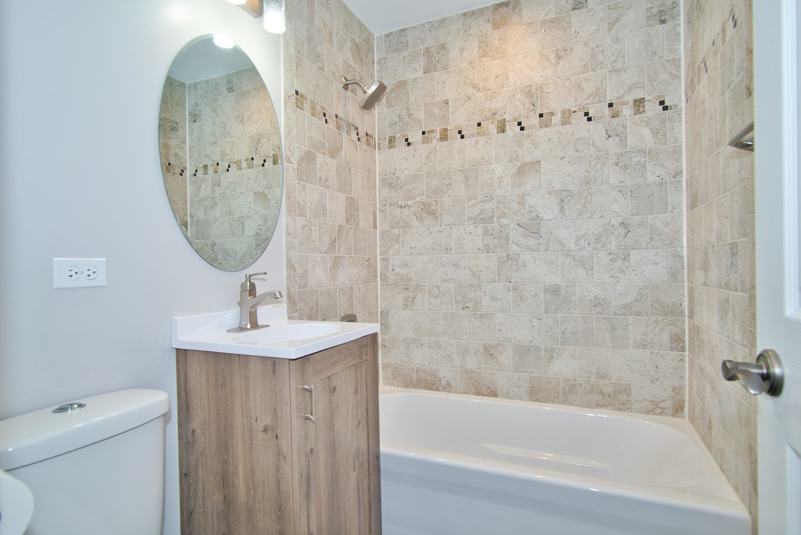 378 Glendale Road Buffalo Grove, IL 60089 - Photo 14 of 23 a bathroom with a sink a toilet and a bathtub