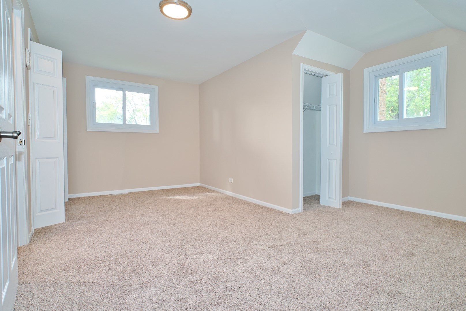 378 Glendale Road Buffalo Grove, IL 60089 - Photo 15 of 23 a view of an empty room with a window and closet area