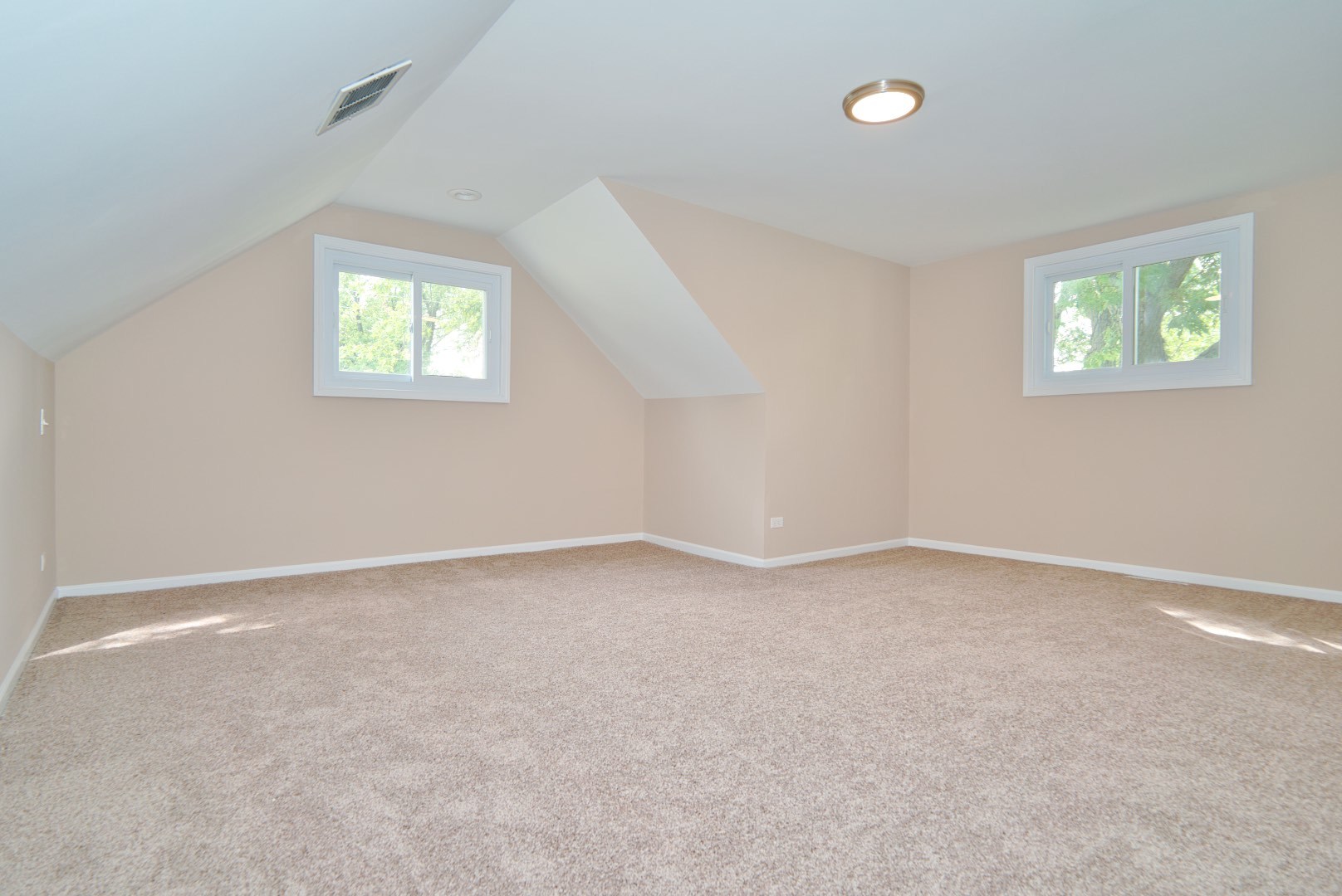 378 Glendale Road Buffalo Grove, IL 60089 - Photo 17 of 23 an empty room with a window