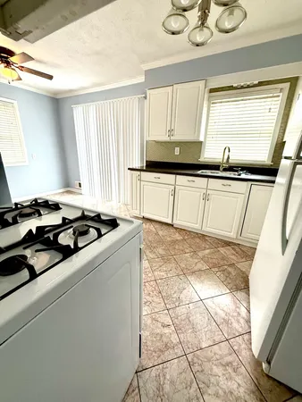 $1,450 | 723 Glendale Avenue, Rockford, IL 61108