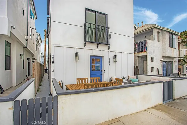 a view of a very nice looking house