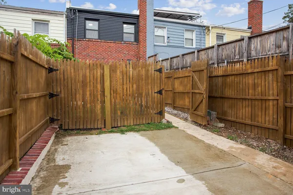 $2,900 | 323 34th Street Northeast, Washington, DC 20019