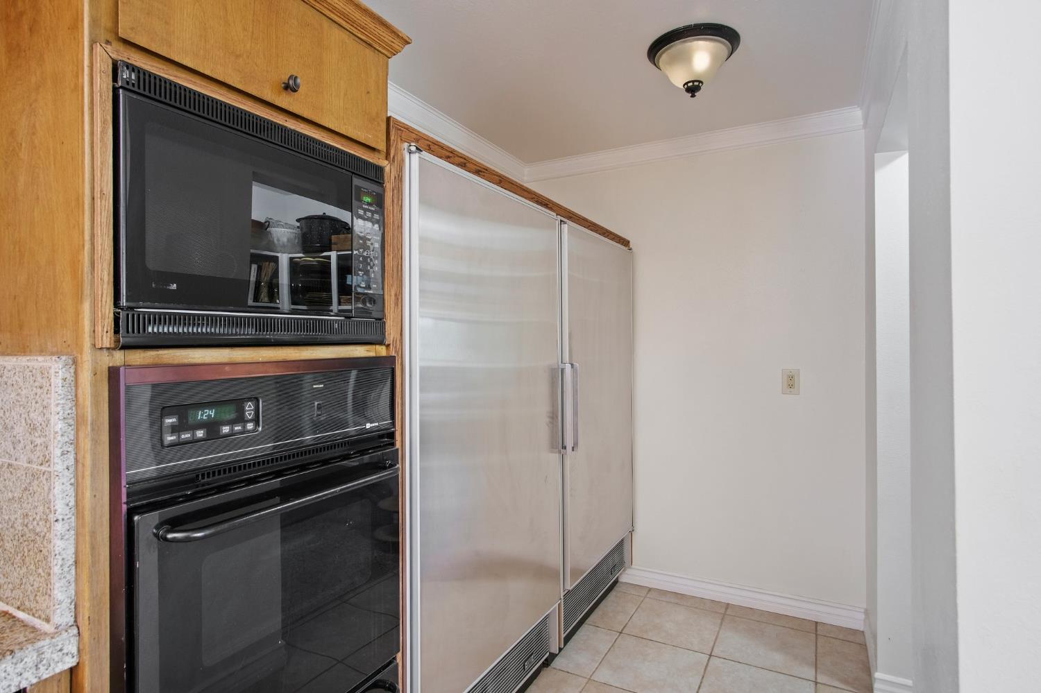 18950 Black Oak Road Sonora, CA 95370 - Photo 12 of 46 a kitchen with a refrigerator and a stove