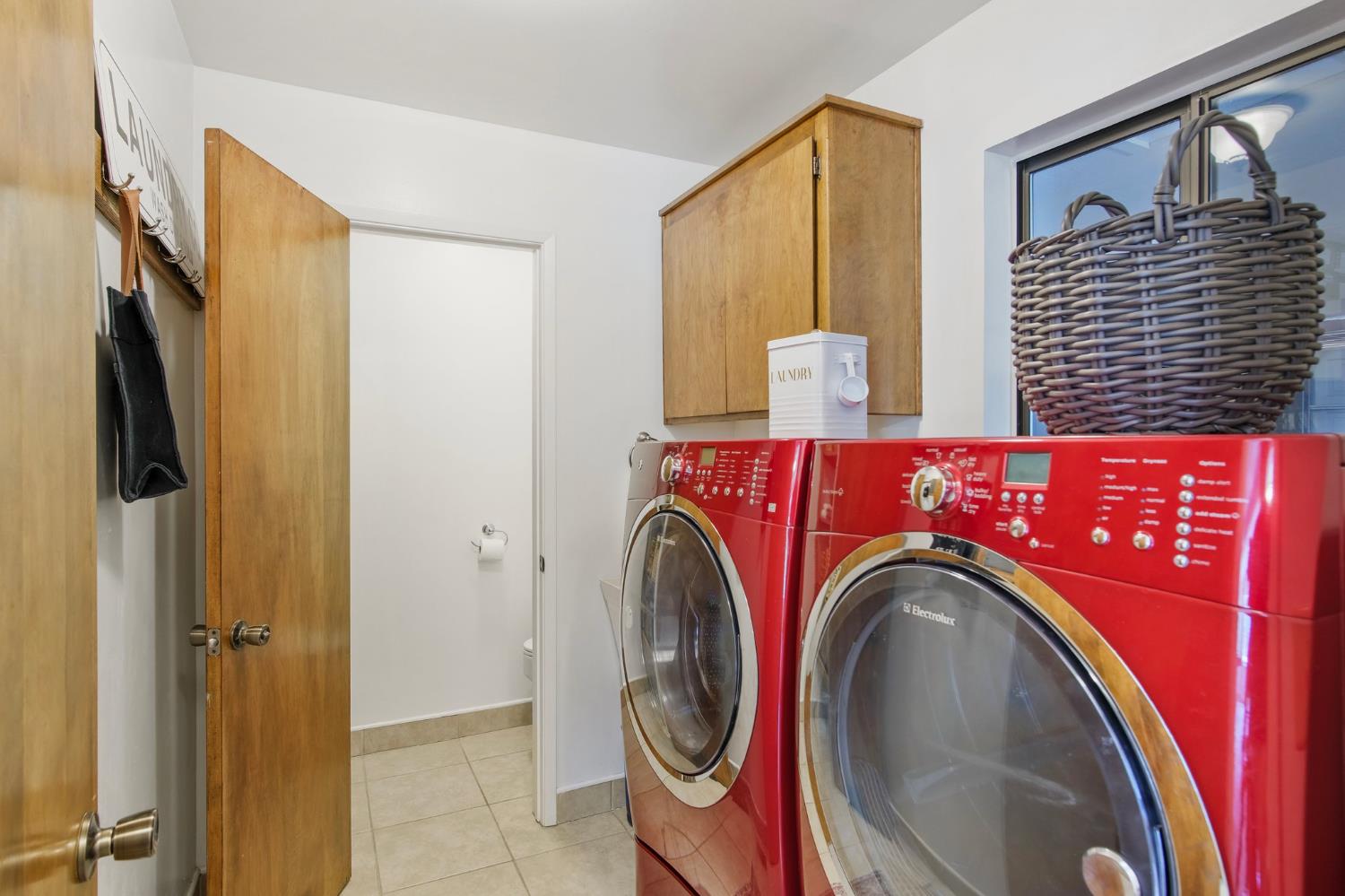 18950 Black Oak Road Sonora, CA 95370 - Photo 15 of 46 a utility room with dryer and washer