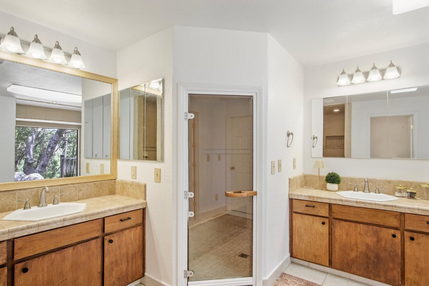 18950 Black Oak Road Sonora, CA 95370 - Photo 20 of 46 a bathroom with a sink double vanity and a mirror