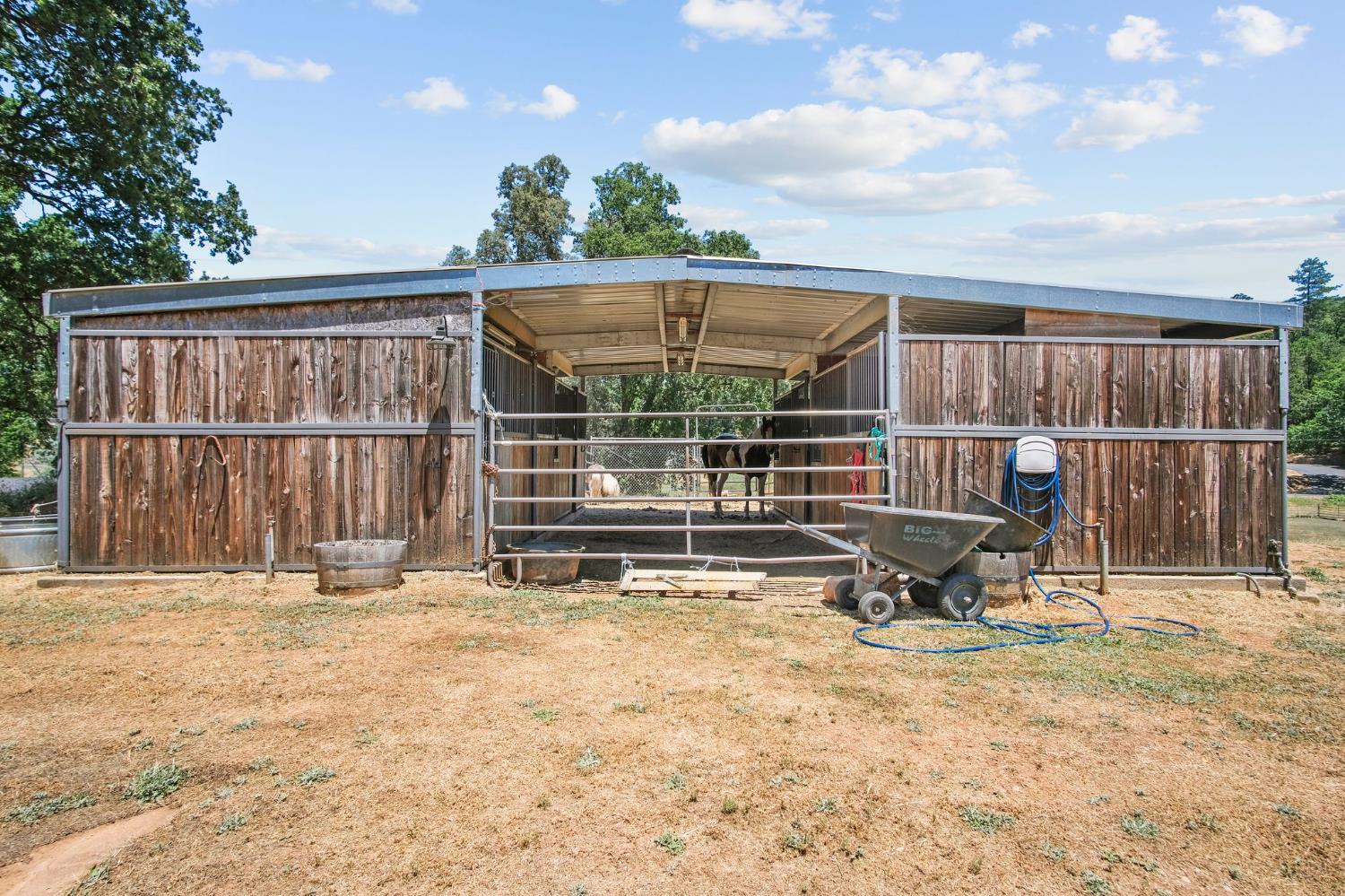 18950 Black Oak Road Sonora, CA 95370 - Photo 31 of 46 a view of a bench in the patio