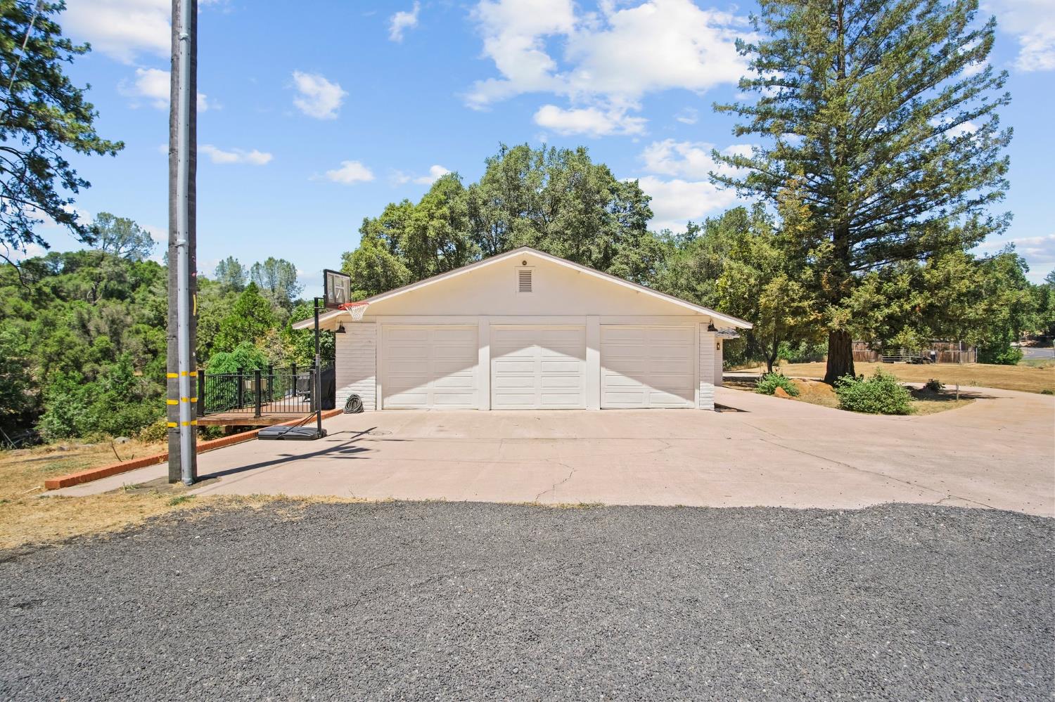 18950 Black Oak Road Sonora, CA 95370 - Photo 36 of 46 a view of a house with a yard and garage