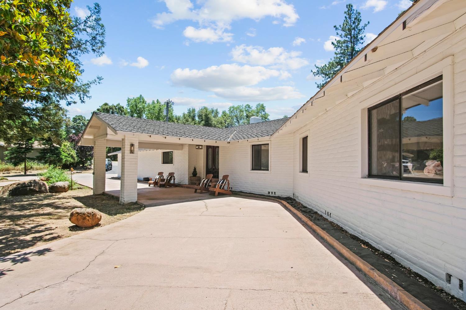 18950 Black Oak Road Sonora, CA 95370 - Photo 4 of 46 a view of a house with a patio