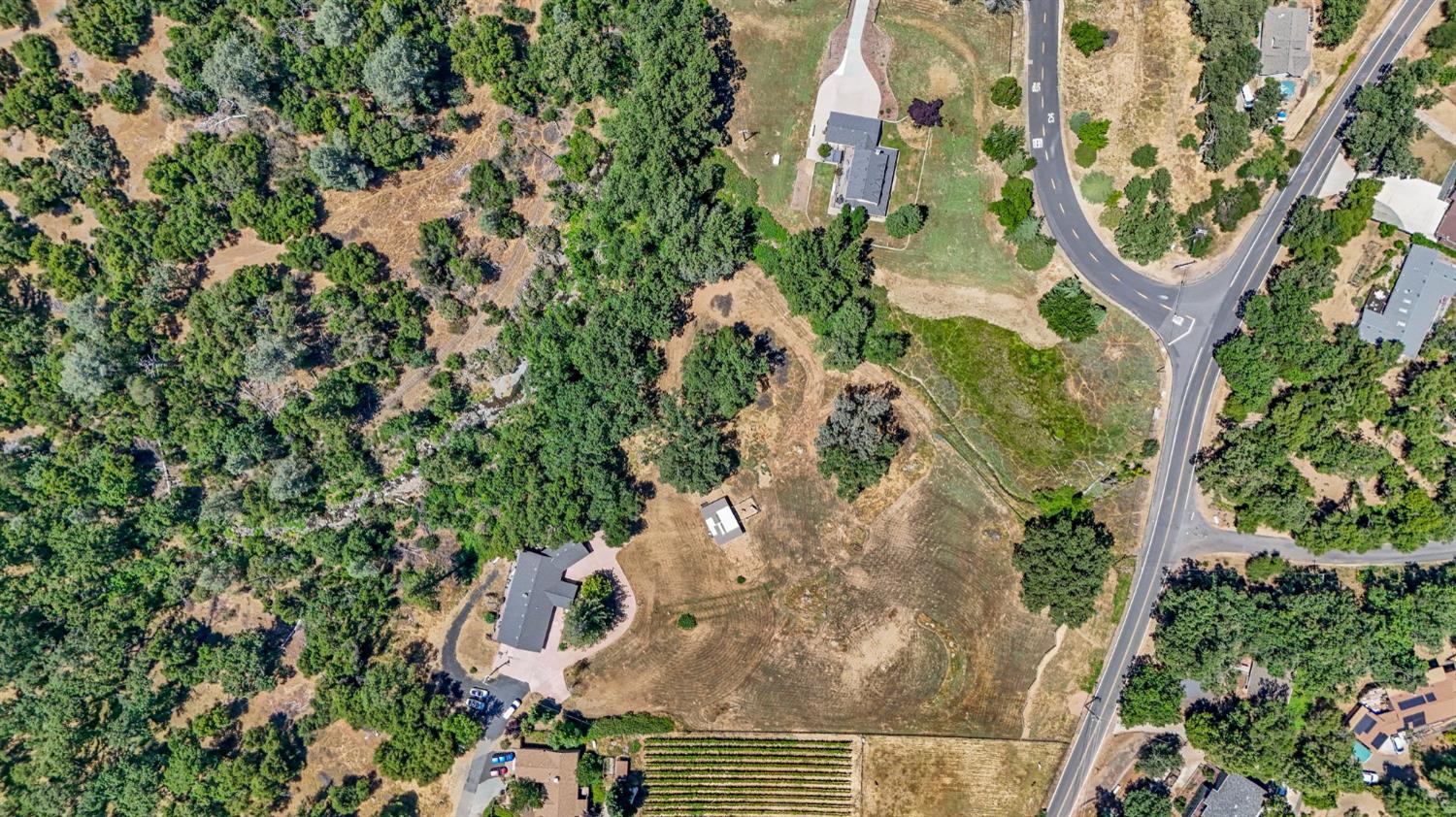 18950 Black Oak Road Sonora, CA 95370 - Photo 41 of 46 an aerial view of a residential houses with yard