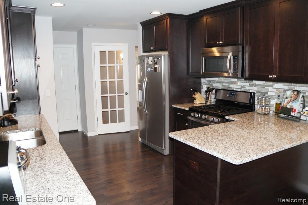 696 Baker Street Rochester, MI 48307 - Photo 6 of 22 DSC01291.jpg