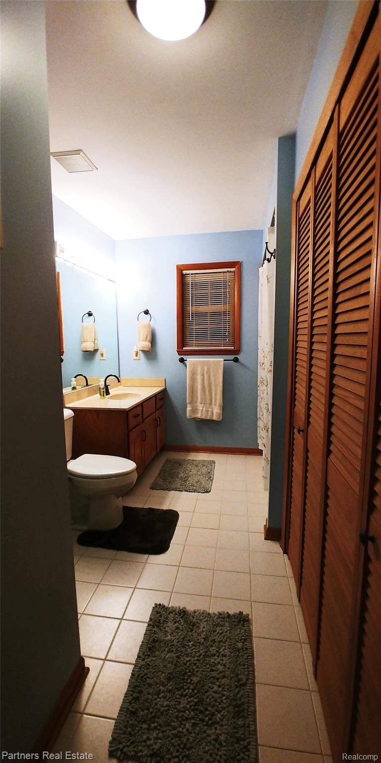 7451 Sanford Road Howell, MI 48855 - Photo 21 of 30 Tub/shower combo with linen closet...