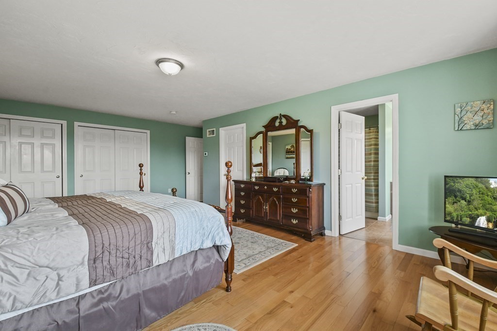 148 Ariel Circle, Unit 148 Sutton, MA 01590 - Photo 25 of 35 a bedroom with a bed and a dresser in it