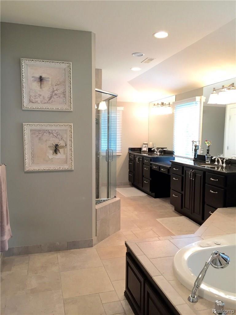 821 Cumberland Ridge Court Rochester, MI 48307 - Photo 28 of 53 IMG_2402.jpg