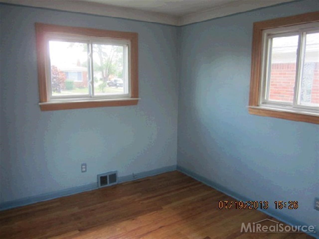 8515 Menge Street Center Line, MI 48015 - Photo 9 of 10 31163232-8.JPG