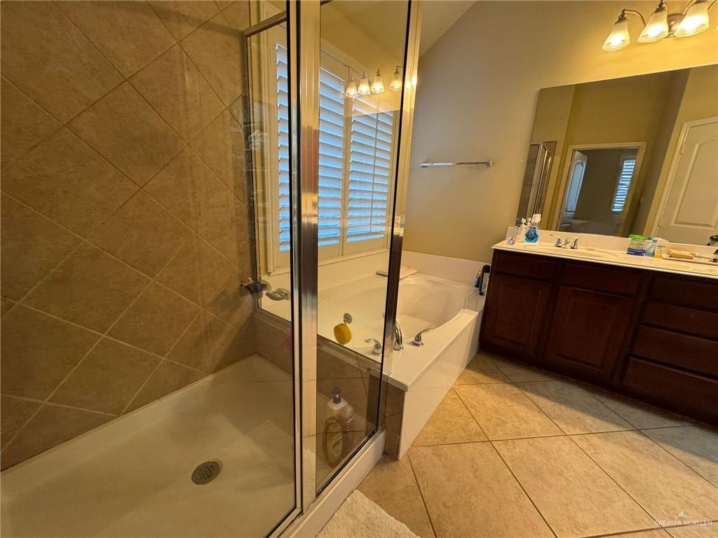 2911 San Rafael Street Mission, TX 78572 - Photo 20 of 38 a bathroom with a bathtub and a shower