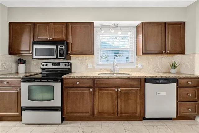 $340,000 | 1408 East Oxford Place, Olathe, KS 66062