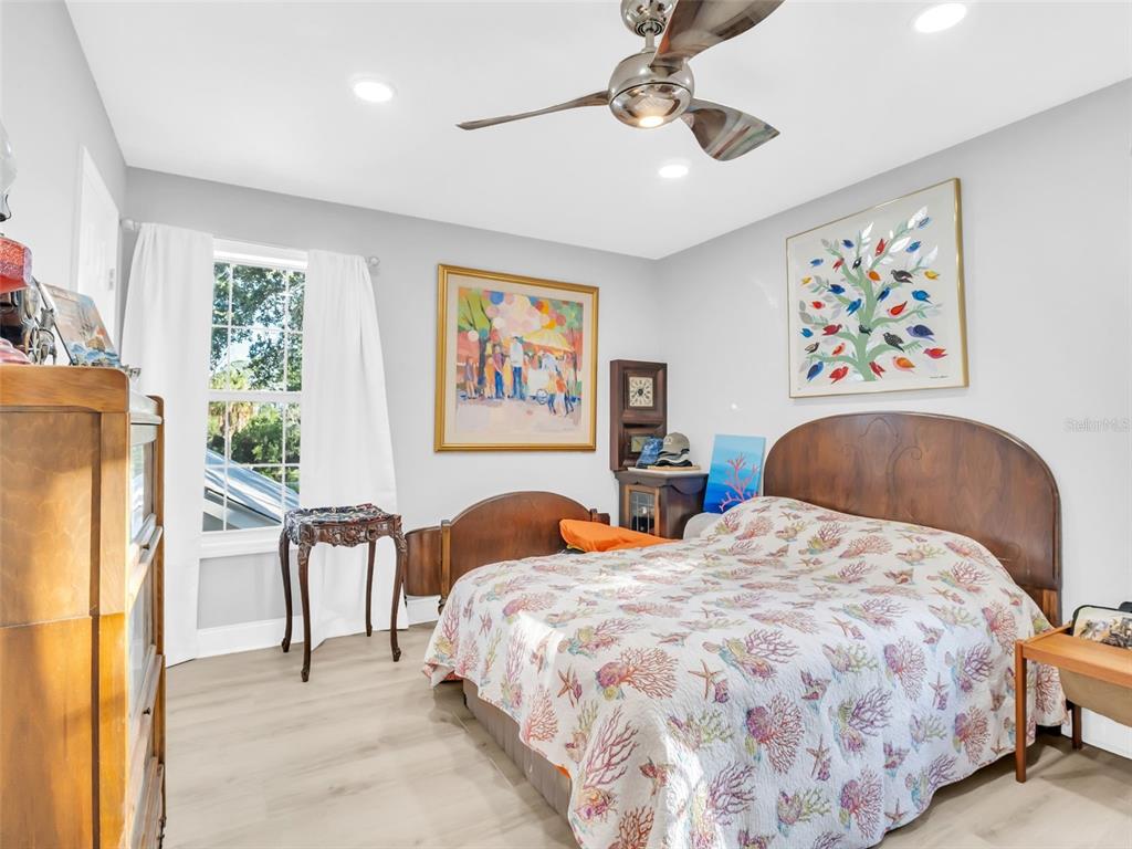 4915 S Road New Port Richey, FL 34652 - Photo 26 of 93 a bedroom with a bed and a table