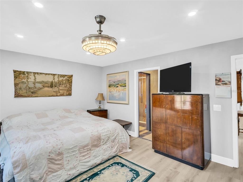 4915 S Road New Port Richey, FL 34652 - Photo 33 of 93 a bedroom with a bed and a television