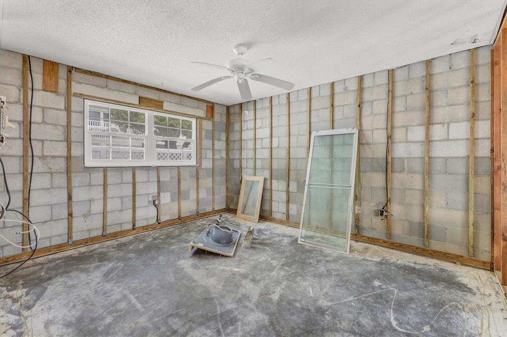 1977 Beach Road, Unit 19 Englewood, FL 34223 - Photo 20 of 47 a view of empty room with a ceiling fan