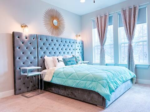 807 East 16th Street, Unit B Austin, TX 78702 - Photo 20 of 31 Soft, neutral tones throughout the suite create a serene retreat after a long day.