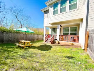 807 East 16th Street, Unit B Austin, TX 78702 - Photo 30 of 31 a view of a house with backyard and porch
