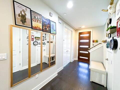 807 East 16th Street, Unit B Austin, TX 78702 - Photo 4 of 31 a view of a hallway with furniture and wooden floor